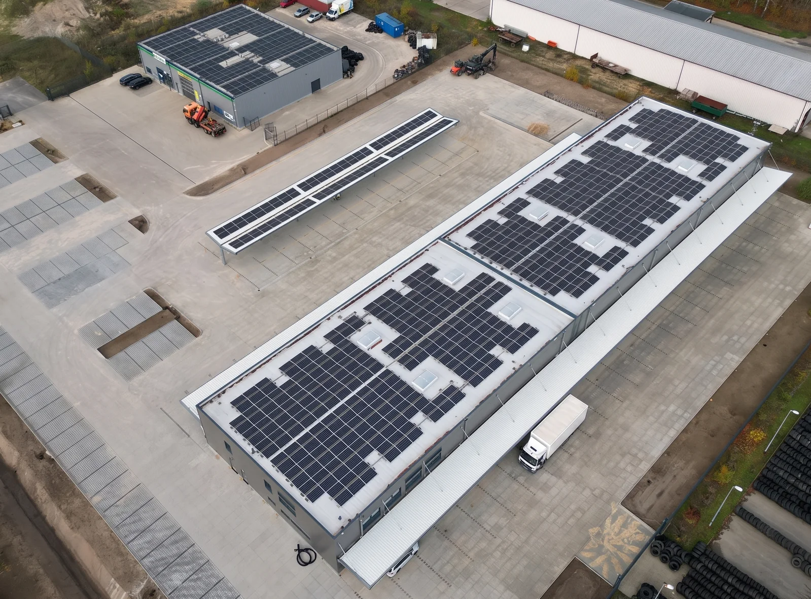 Gewerbeareal mit Hallen, Zufahrten und großen Dachflächen