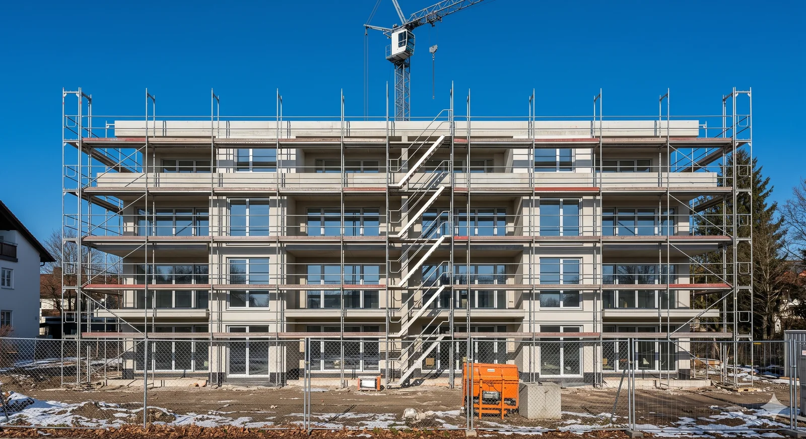 Neubauprojekt mit Gerüst, Kran und moderner Gebäudestruktur